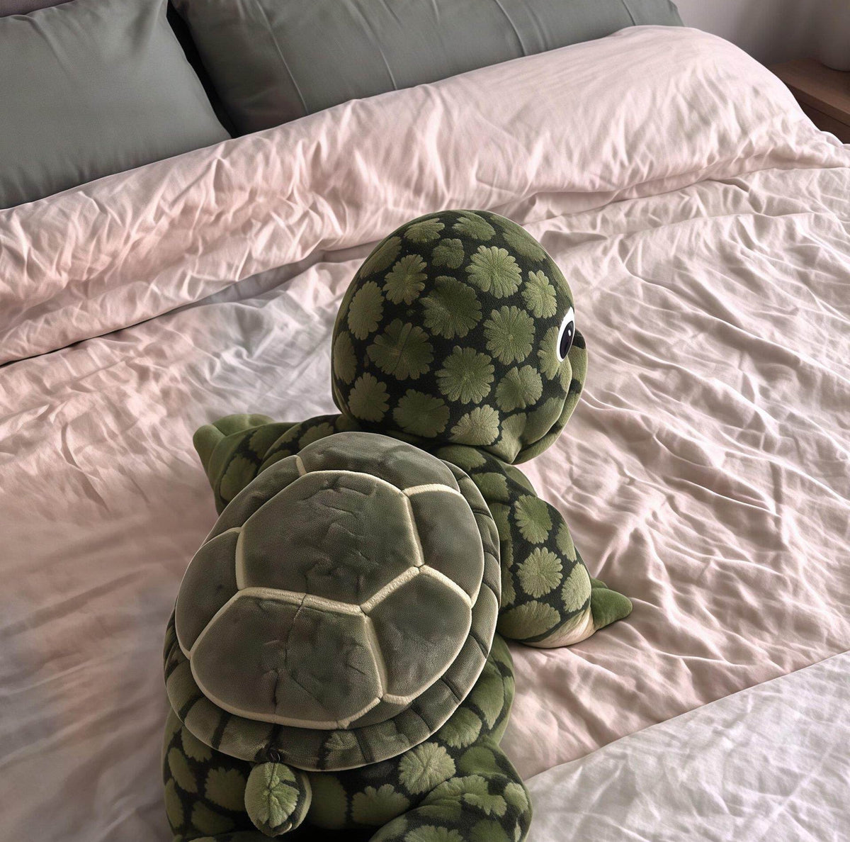 Dos de la combinaison : carapace moelleuse et capuche à tête de tortue